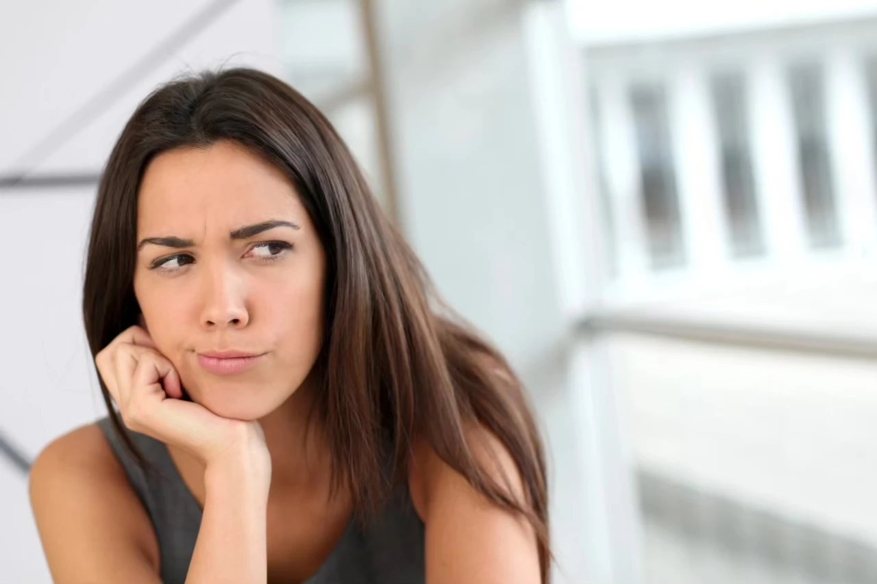 Frau mit einem Gesichtsausdruck zwischen genervt und besorgt