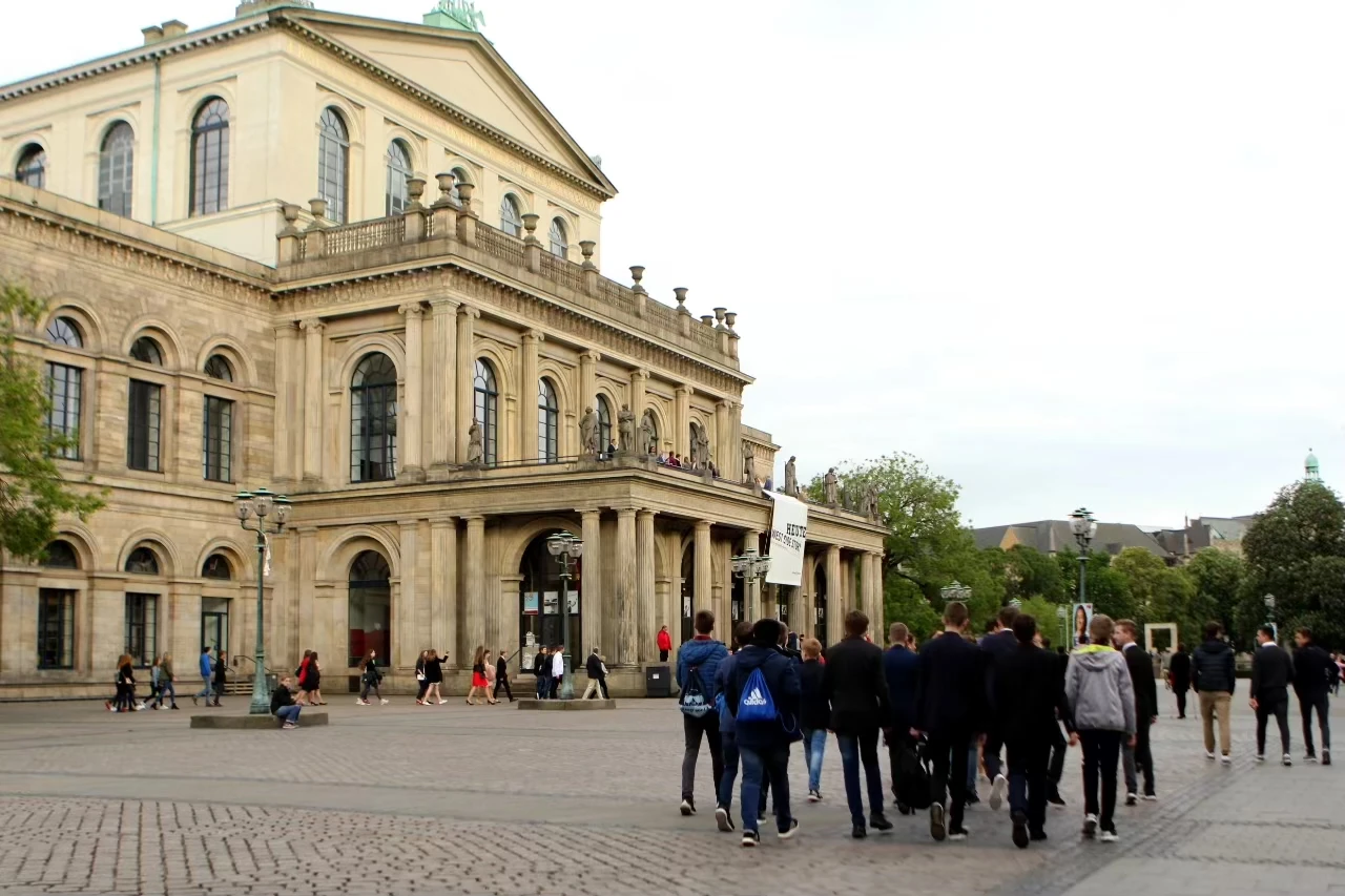 Opernhaus Hannover mit Menschen auf dem Vorplatz