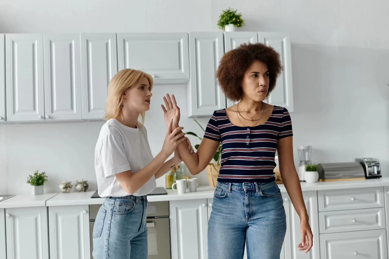 Zwei Frauen sprechen miteinander, die eine dreht sich abwehrend weg