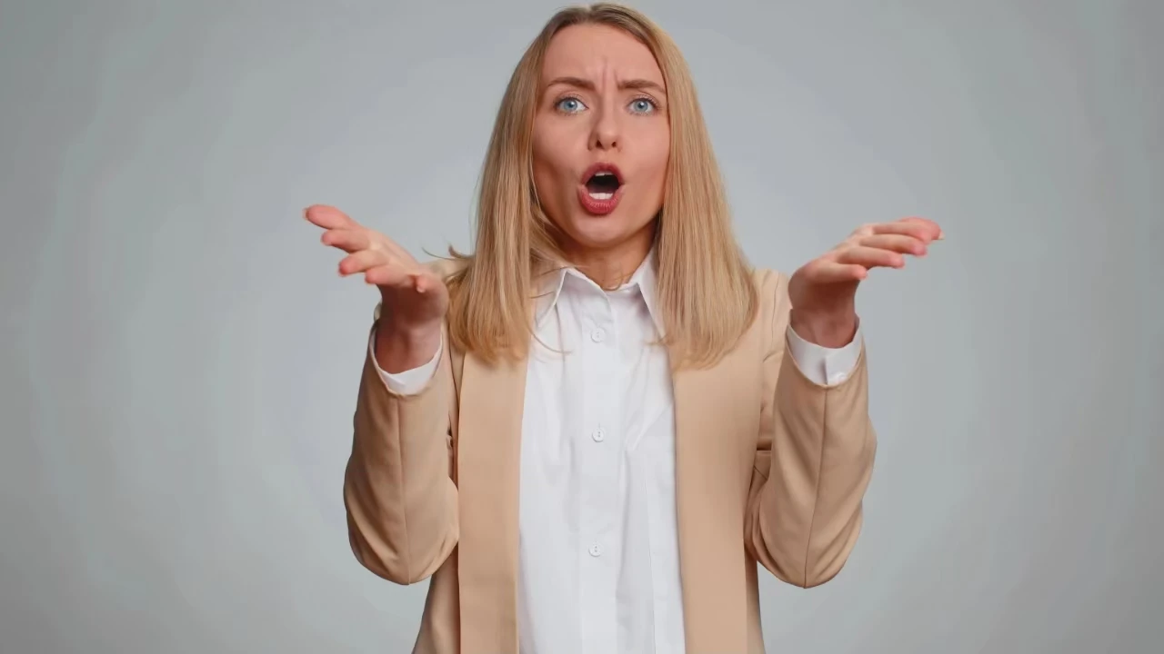 Frau hat anklagend die Hände erhoben, als würde sie fragen: „Und was ist mit …?“