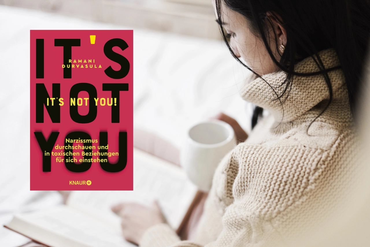Frau mit Tasse in der Hand liest ein Buch, daneben das Cover von „It's not you. Narzissmus durchschauen und in toxischen Beziehungen für sich einstehen“ von Dr. Ramani Durvasula