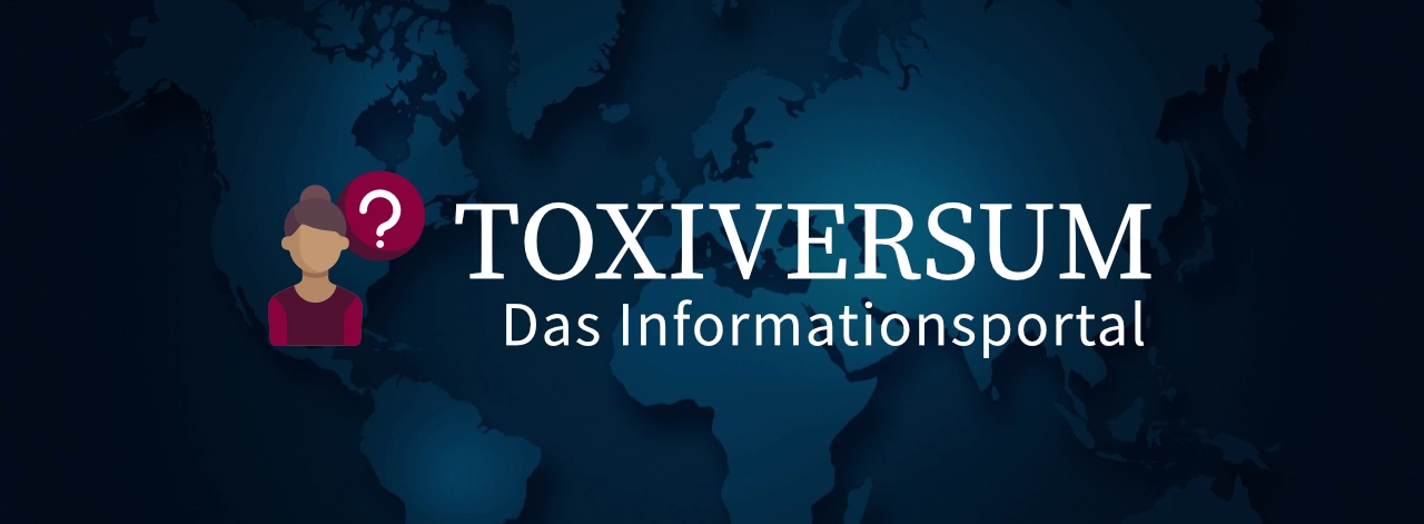 Weltkarte in verschiedenen dunklen Blautönen, darüber das Signet und das Logo vom Toxiversum
