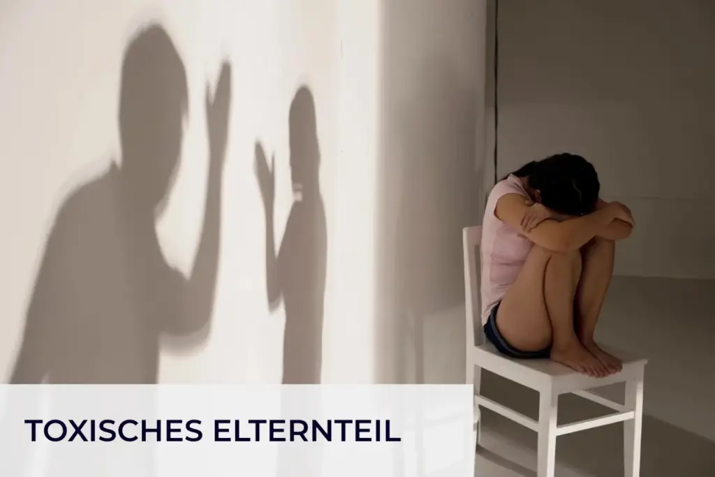 Kind kauert auf einem Stuhl, die Knie hochgezogen, den Kopf auf die Knie gelegt und von Armen umschlossen, hinter ihm an der Wand Schatten von streitenden Eltern