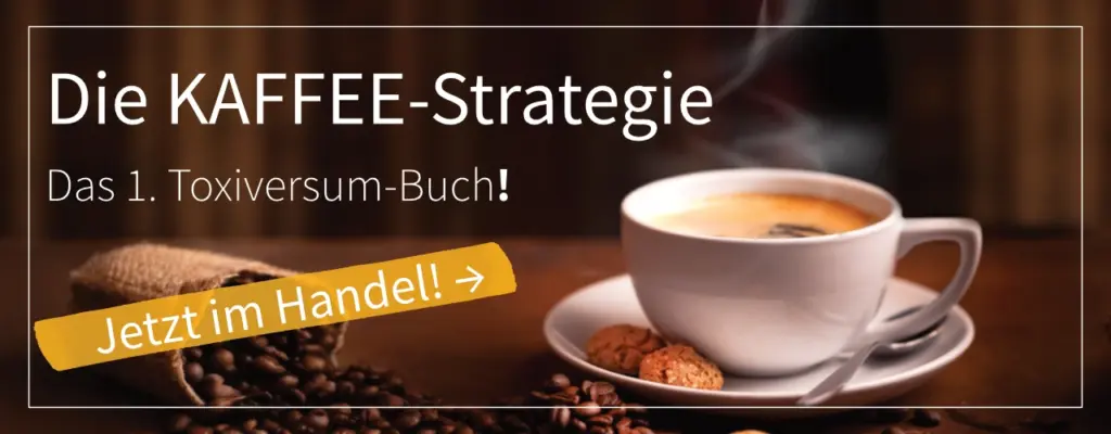 Foto mit Kaffeetasse mit dampfendem Kaffee und Kaffeebohnen. Darüber die Schrift: „Die KAFFEE-Strategie!“ Das 1. Toxiversum-Buch! Jetzt im Handel!